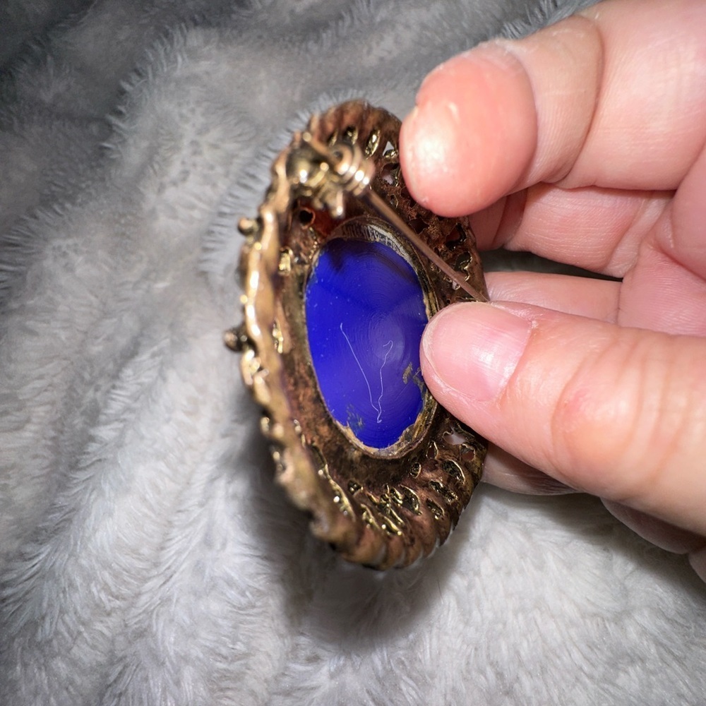 Vintage unsigned Victorian Courting Couple Brooch Pin Blue and Gold Pearls - Picture 3 of 5